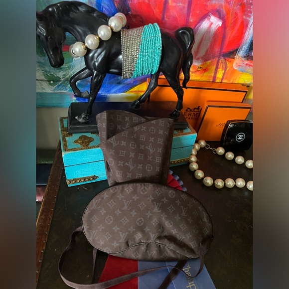 Rare LOUIS VUITTON VIP Gift 2005 Sleep Mask & Inflatable Travel Neck Pillow LV - Picture 5 of 8